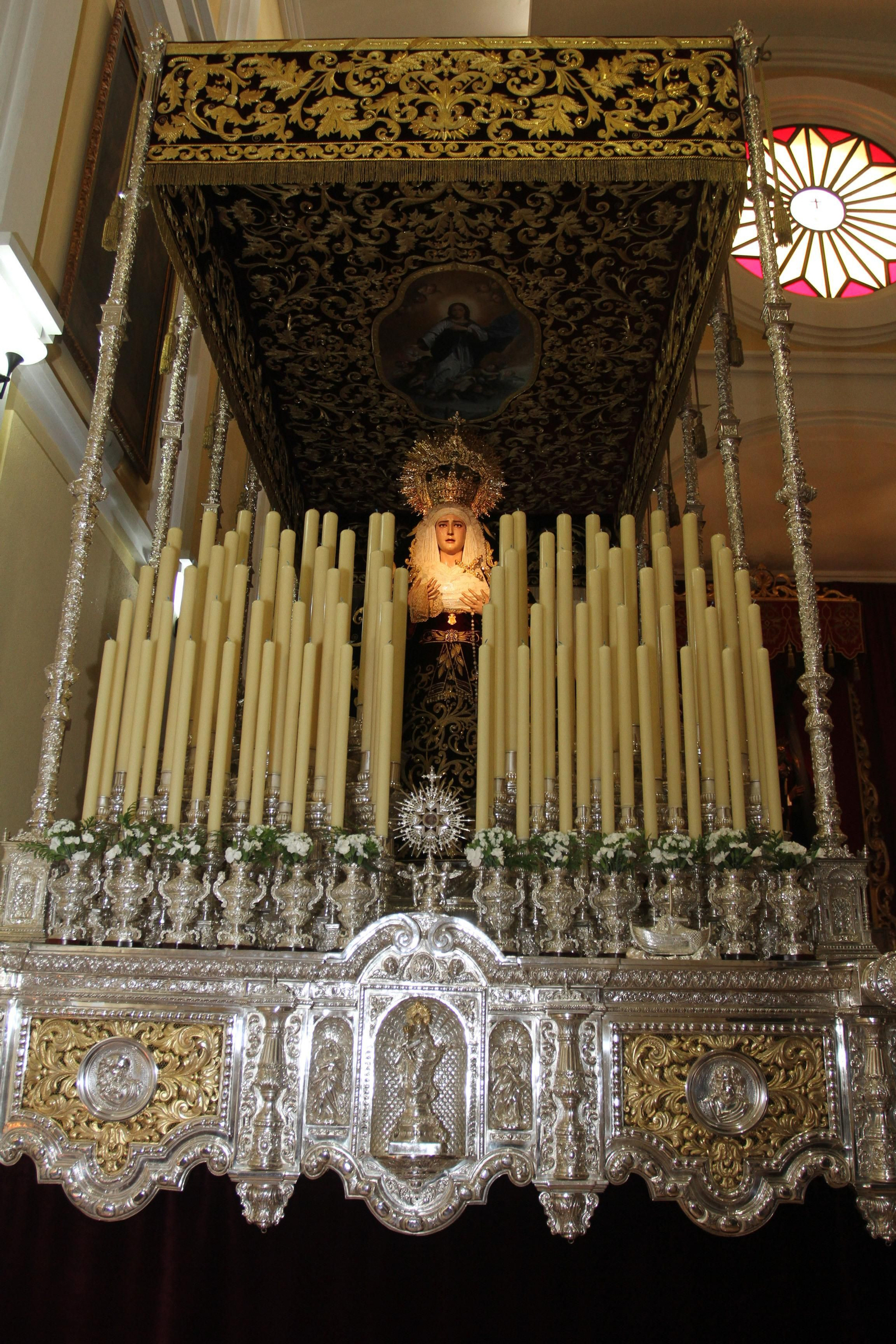 Preparativos de la Virgen del Rocío y la Esperanza de la Hermandad del Calvario