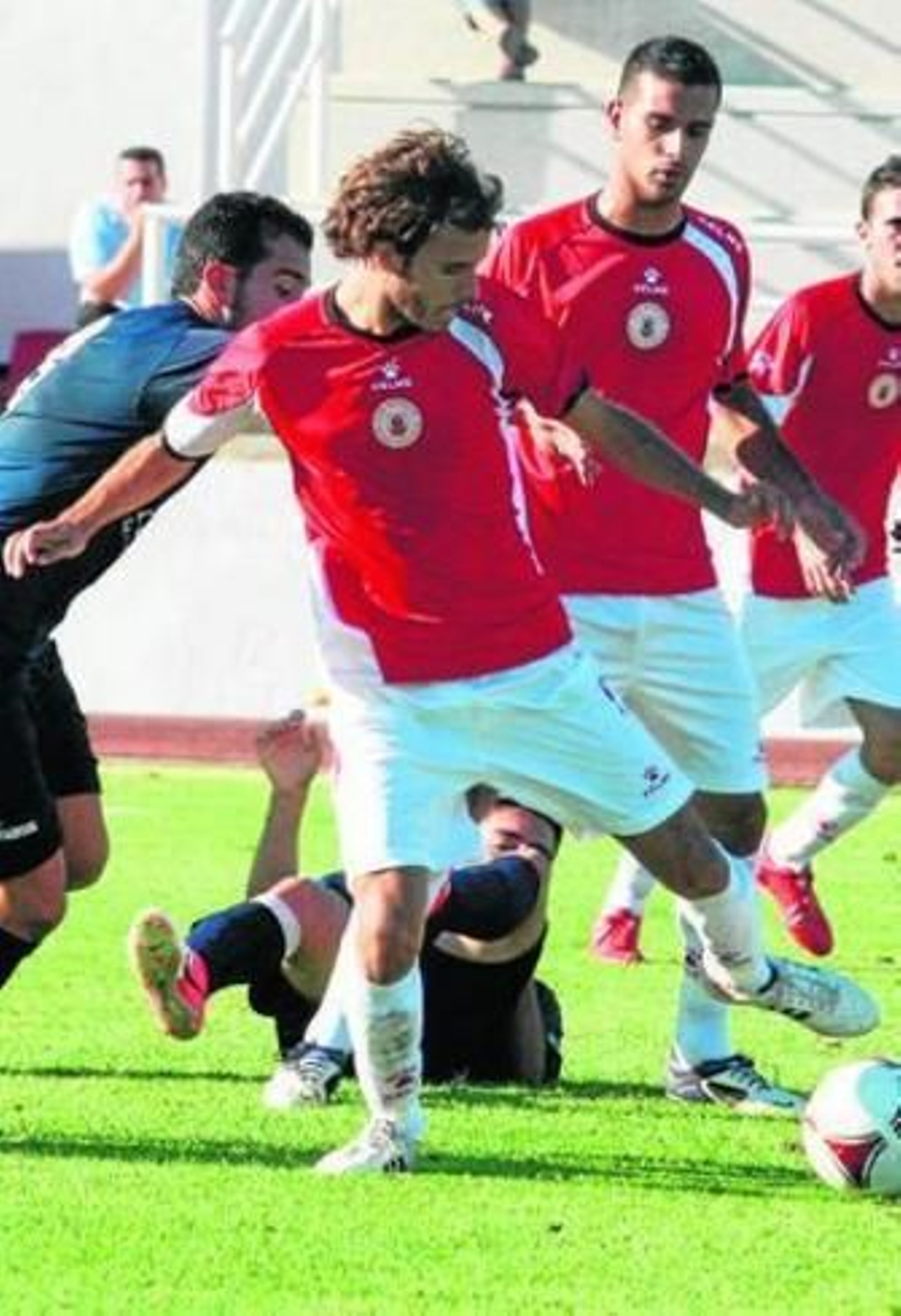 Nacho lleva el cuero en el duelo ante el Alcalá.