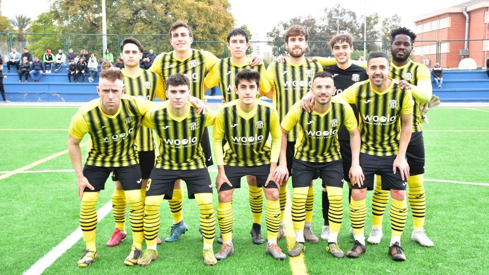 José Manuel Fernández, el segundo por la derecha abajo, junto a Pedro Sánchez en su debut con el Betis Florida.