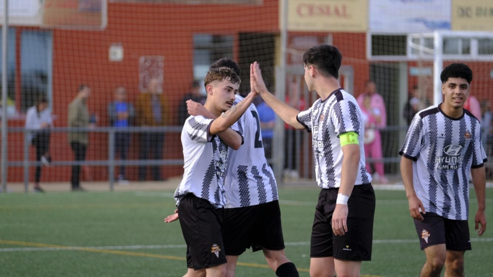 Antonio Morales y Berenguel se chocan la mano tras el empate de los almerienses.