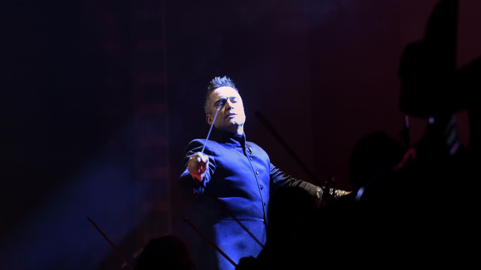 Constantino Martínez-Pons al frente de la Film Symphony Orchestra en Granada.