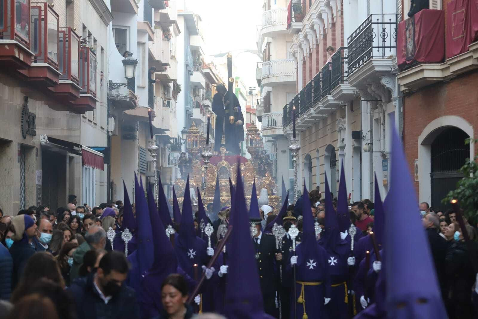 Imágenes del Nazareno recorriendo las calles de Huelva en la Semana Santa 2022.