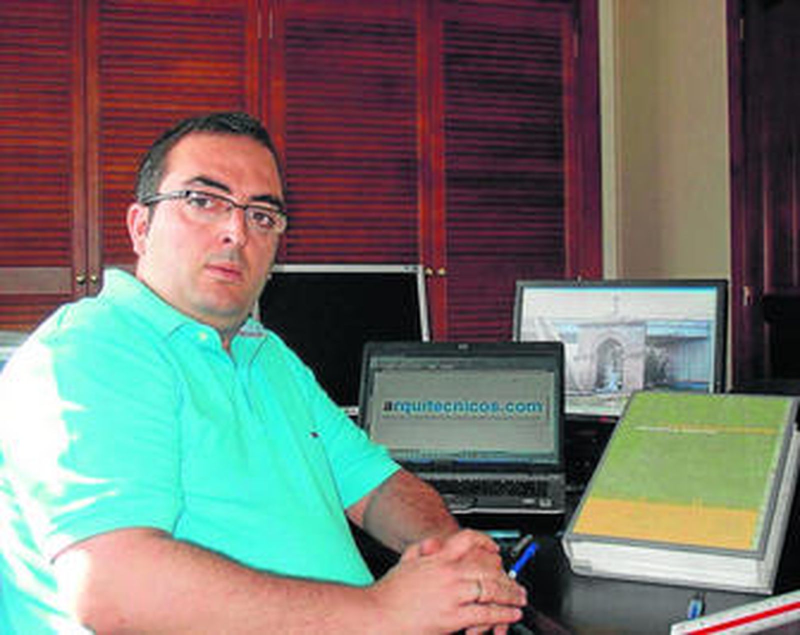 Francisco Miguel Castro posa junto al proyecto y su página web.