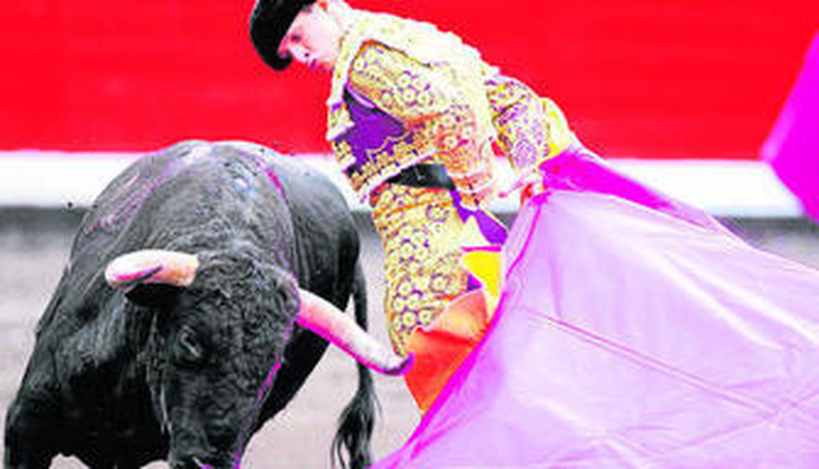 Julián López 'El Juli', en un remate con la capa.