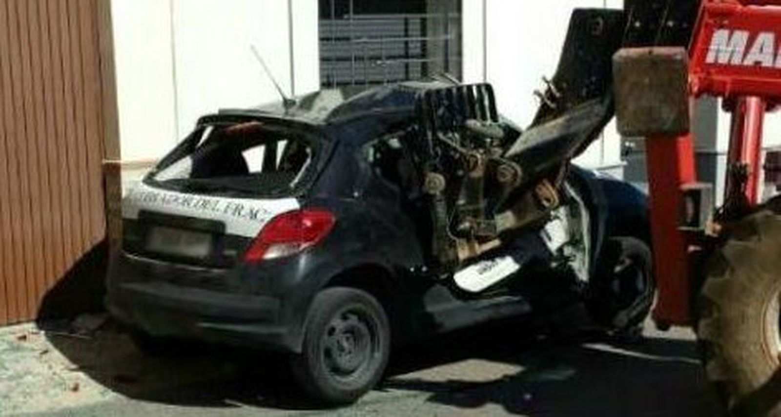 Un moroso embiste con un toro mecánico industrial el coche de un cobrador del frac