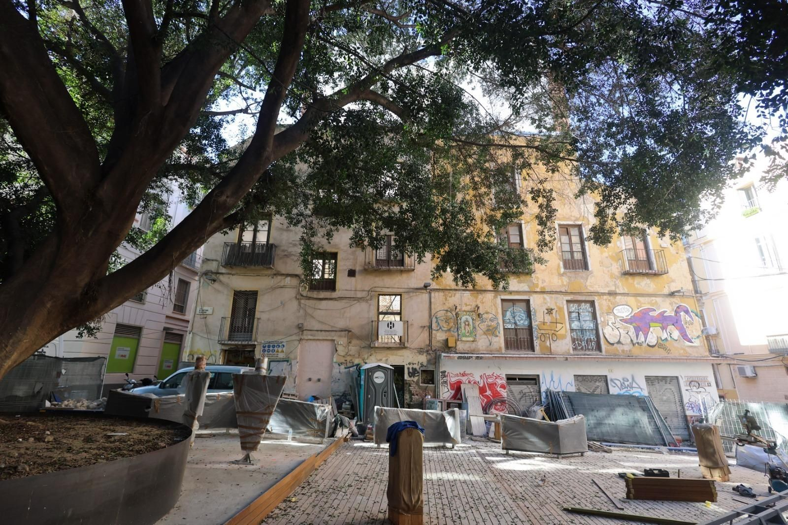 Plaza de San Pedro Alcántara aún en obras.
