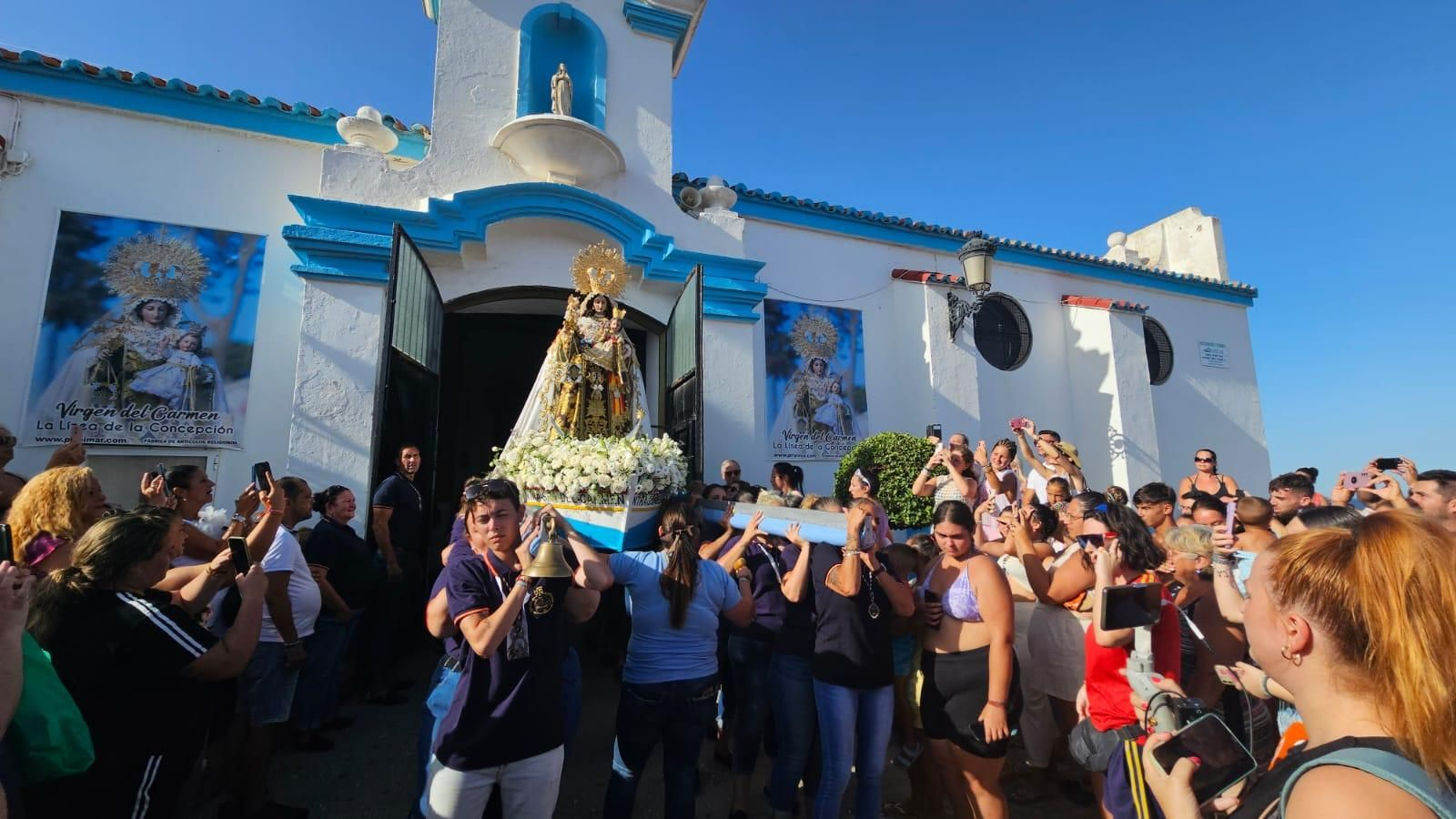 La Virgen del Carmen de La Línea, saliendo de su templo.