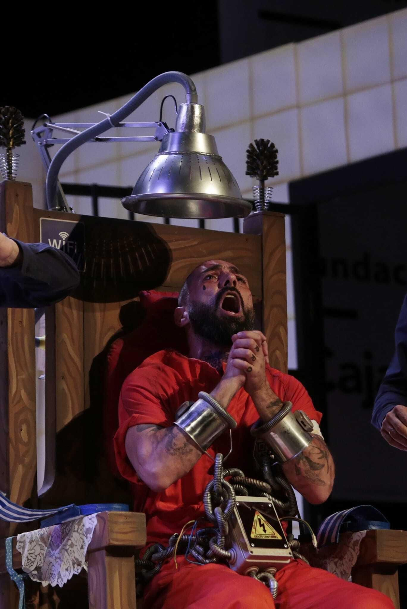 El Bizcocho, a punto de ser 'electrocutado'.