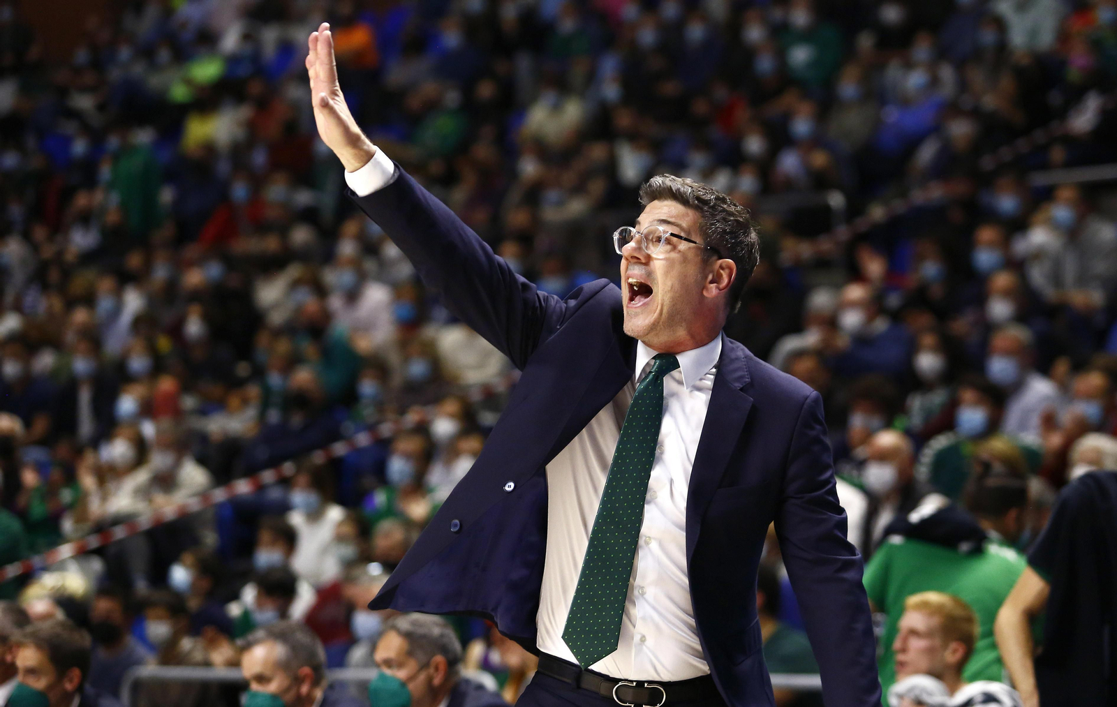 Fotis Katsikaris da órdenes en el Carpena.