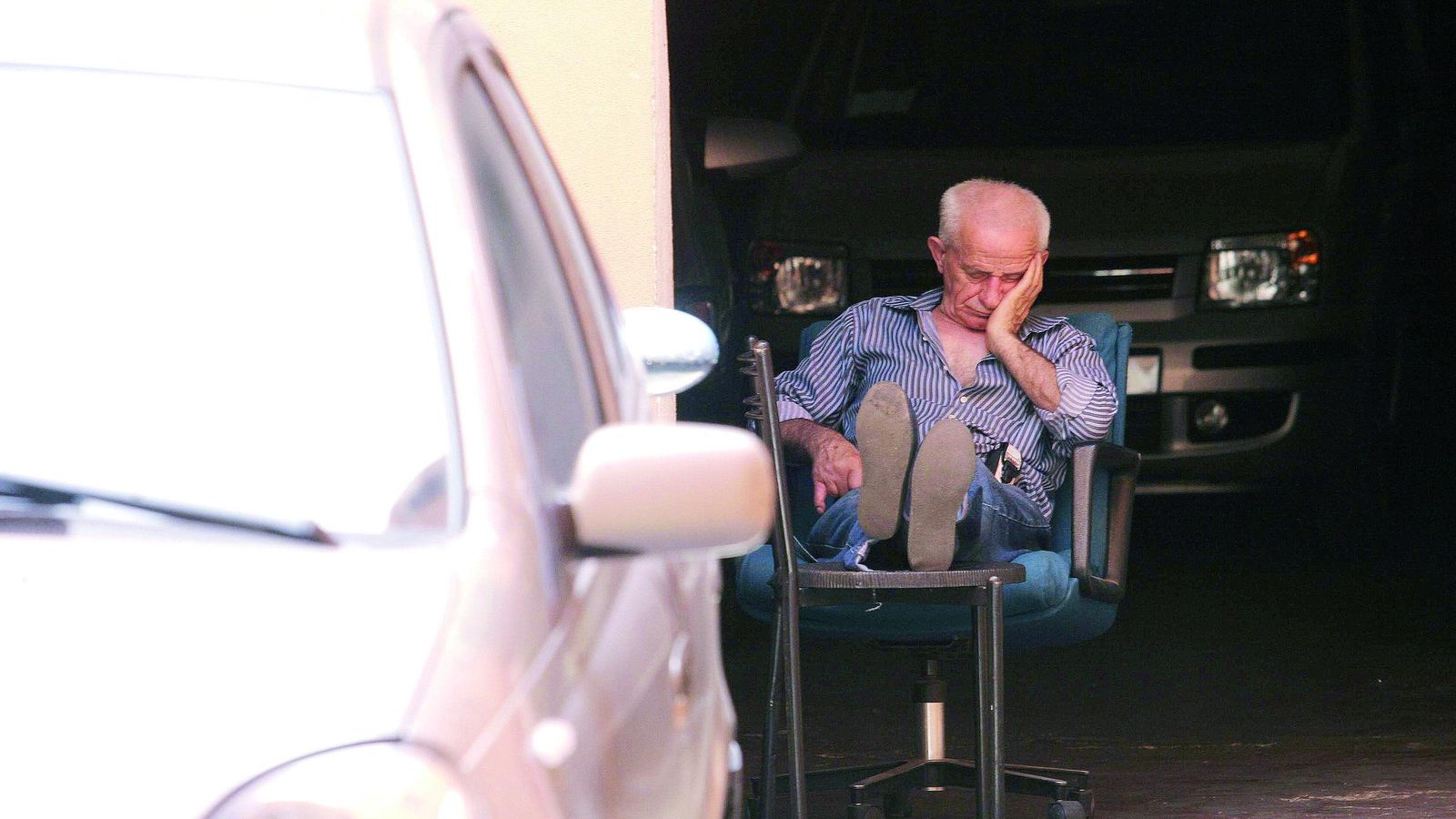 En Cádiz la siesta se denomina también "dejarse de caer" o "pegar una cabezadita", como hace este señor de la foto