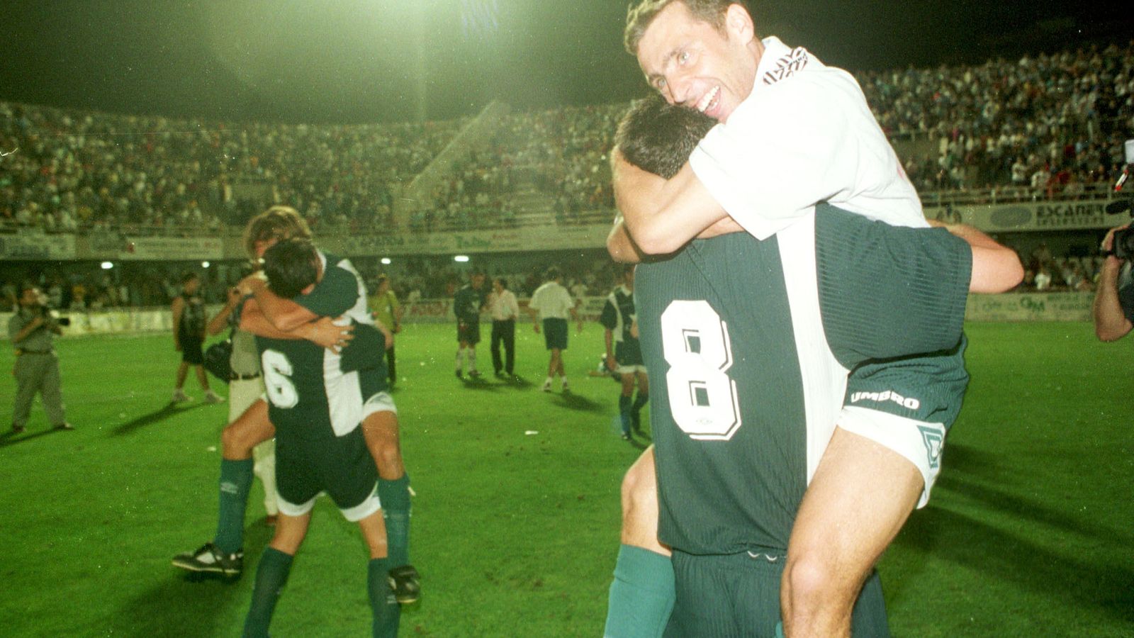 Quero se abraza con Pedro Aguado tras lograr el ascenso en el Cartagonova.