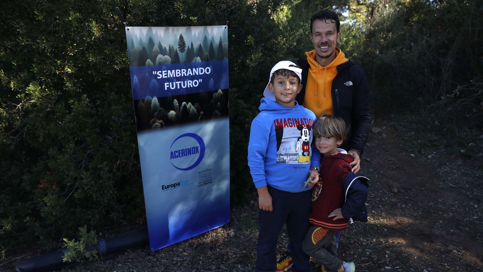 Jornada de reforestación en El Palancar por trabajadores de Acerinox, en imágenes