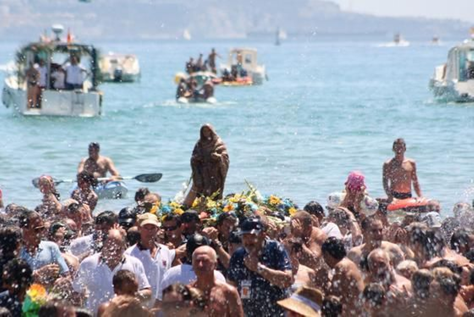 Miles de fieles recibieron con entusiasmo a la imagen en su llegada a la playa.

Foto: Fran Montes