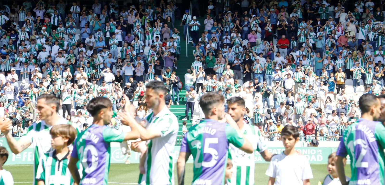 Los jugadores del Córdoba y del Málaga se saludan durante el último derbi en El Arcángel.