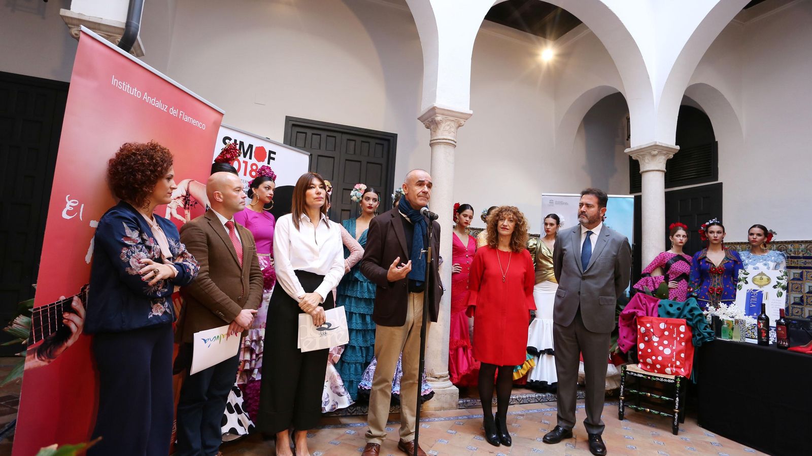 Mª Eugenia Limón (Diputación de Huelva), José Manuel Girela (Junta de Andalucía), Raquel Revuelta (Doble Erre), Antonio Muñoz (Ayuntamiento), Mª Ángeles Carrasco (Intituto Andaluz de Flamenco) y Jesús Rojas (Fibes).