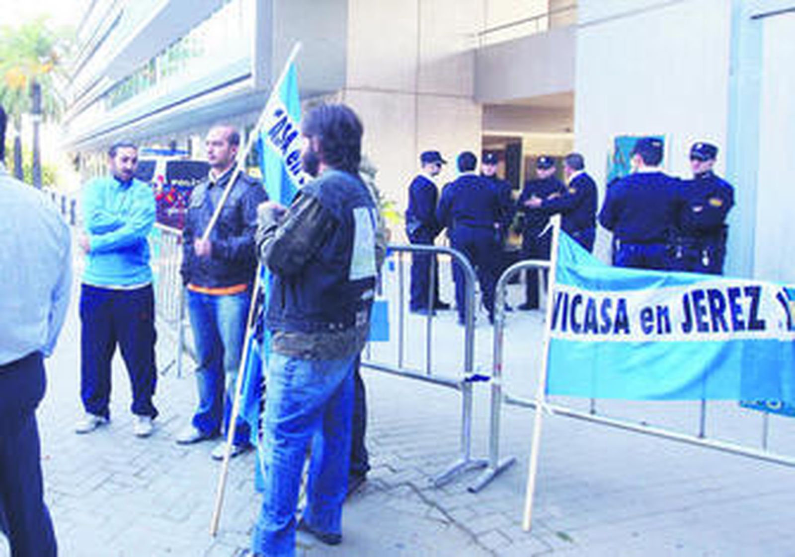 Trabajadores de Vicasa aguardan ayer las negociaciones en el hotel AC.