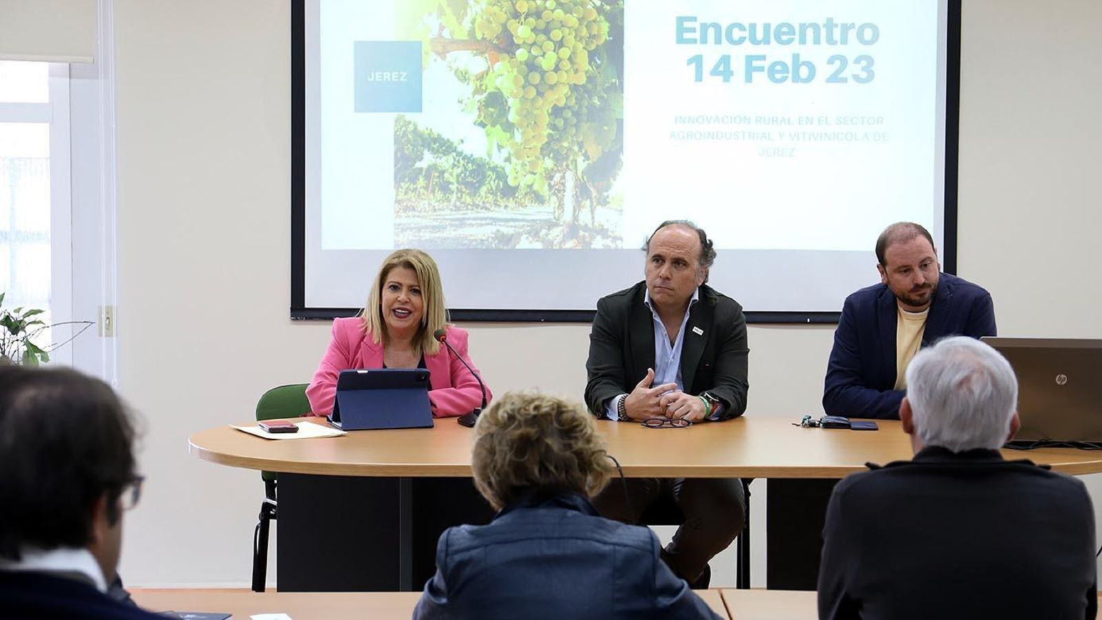 La alcaldesa, Agustín Murillo, de ‘Alltech Crop Science’ (c), y Francisco Gálvez, de Balam Agriculture, en la inauguración de la jornada..