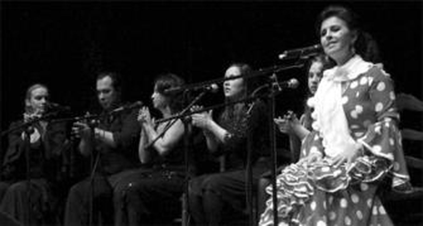 El grupo flamenco de María José Santiago, durante su actuación en la tarde de ayer en el Teatro Moderno.