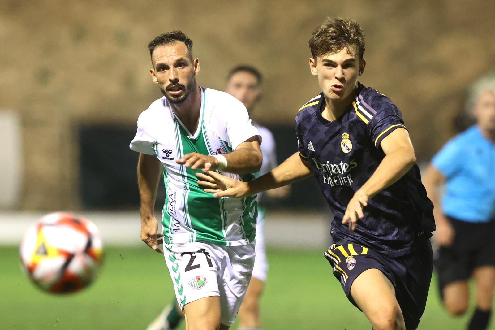 Nico Paz y Yeremy pelean por un balón.