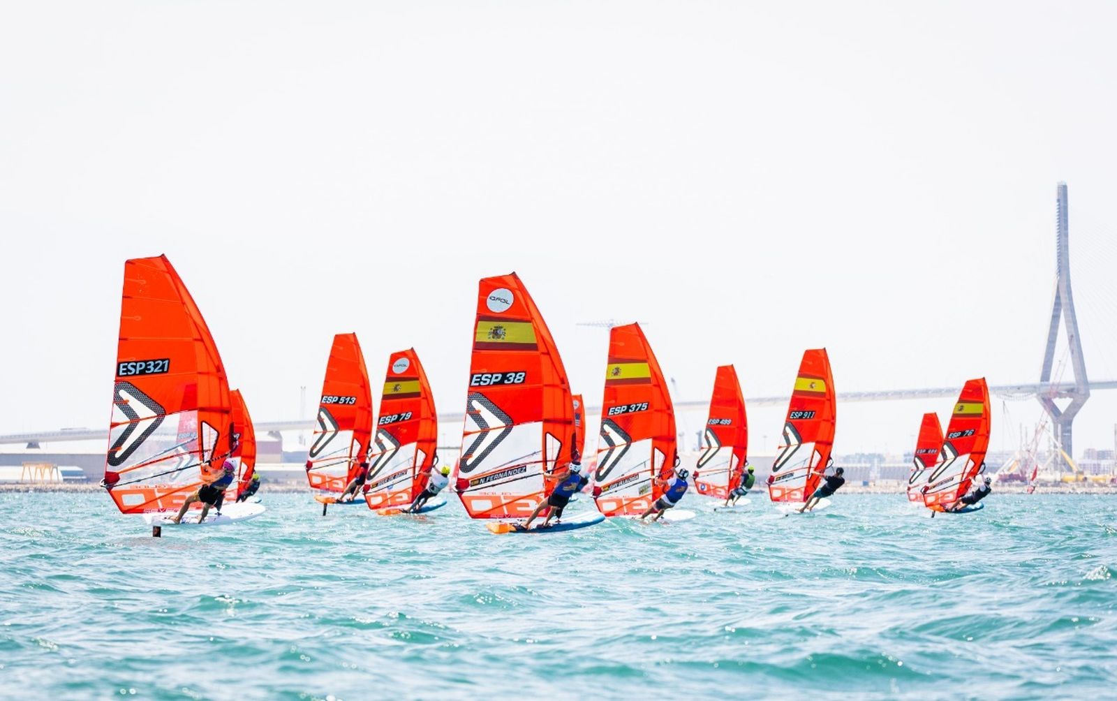 Prueba de iQFoil disputada en el viernes en la Bahía de Cádiz.