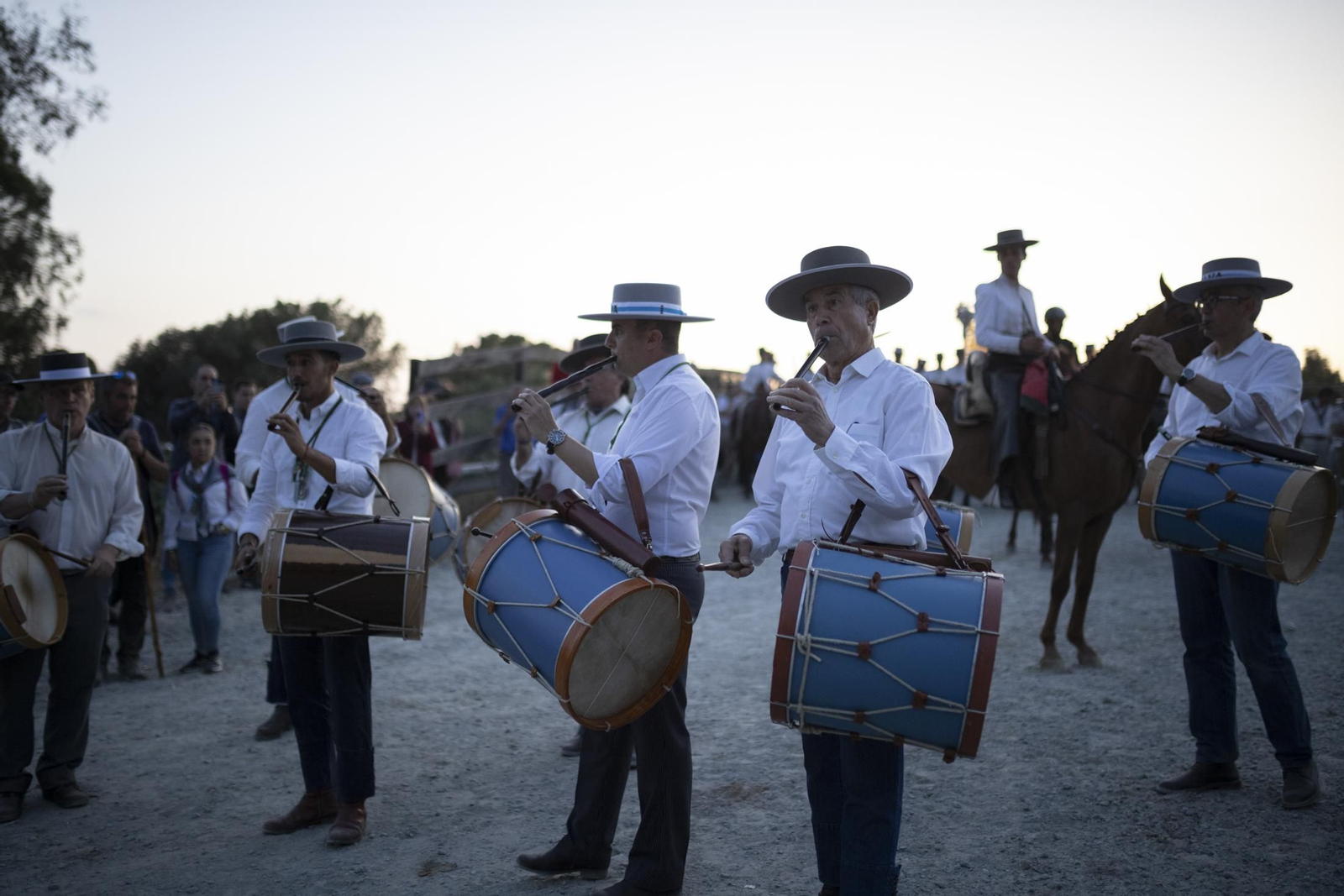El Rocío 2023: Imágenes de la entrada de la Hermandad de Huelva en El Rocío