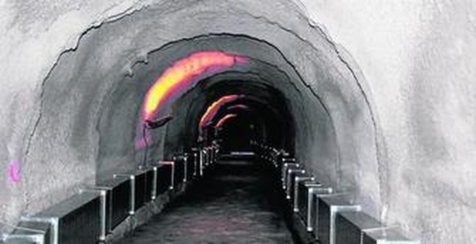 Acceso principal a la Cueva del Ángel de Lucena.