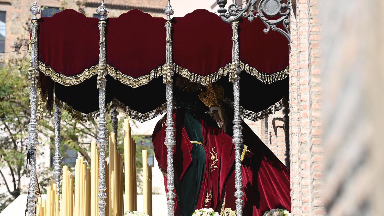 La Virgen de la Merced con San Juan Evangelista sale de la Basílica.