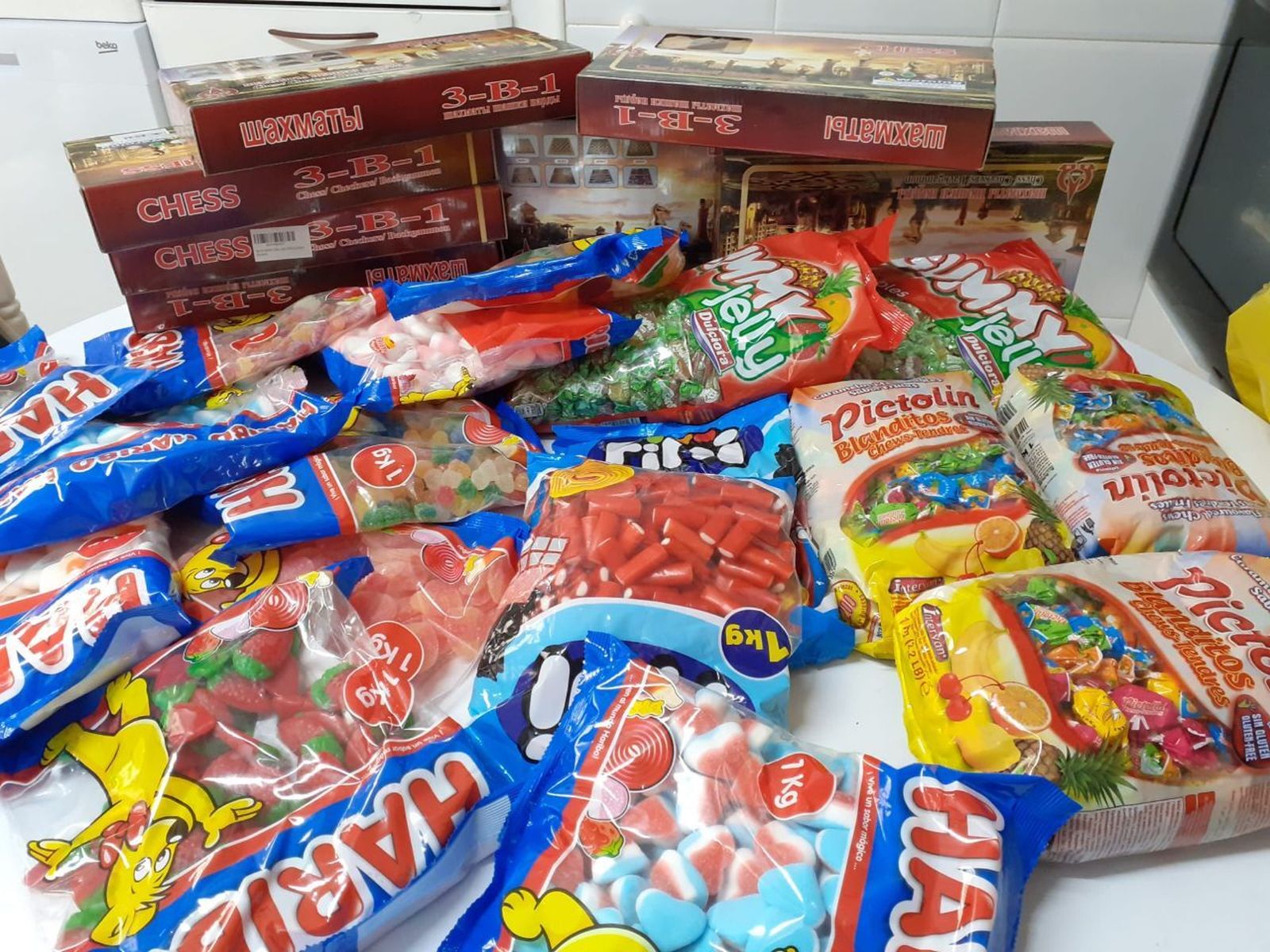 Juegos de mesa y chucherías en un lote donado por la Asociación de Reyes Magos.