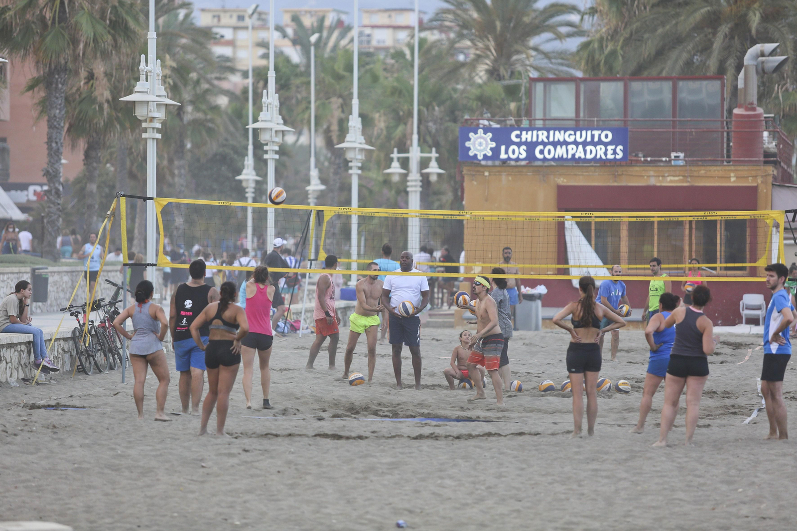 Solitaria noche de San Juan en las playas de Málaga, en fotos