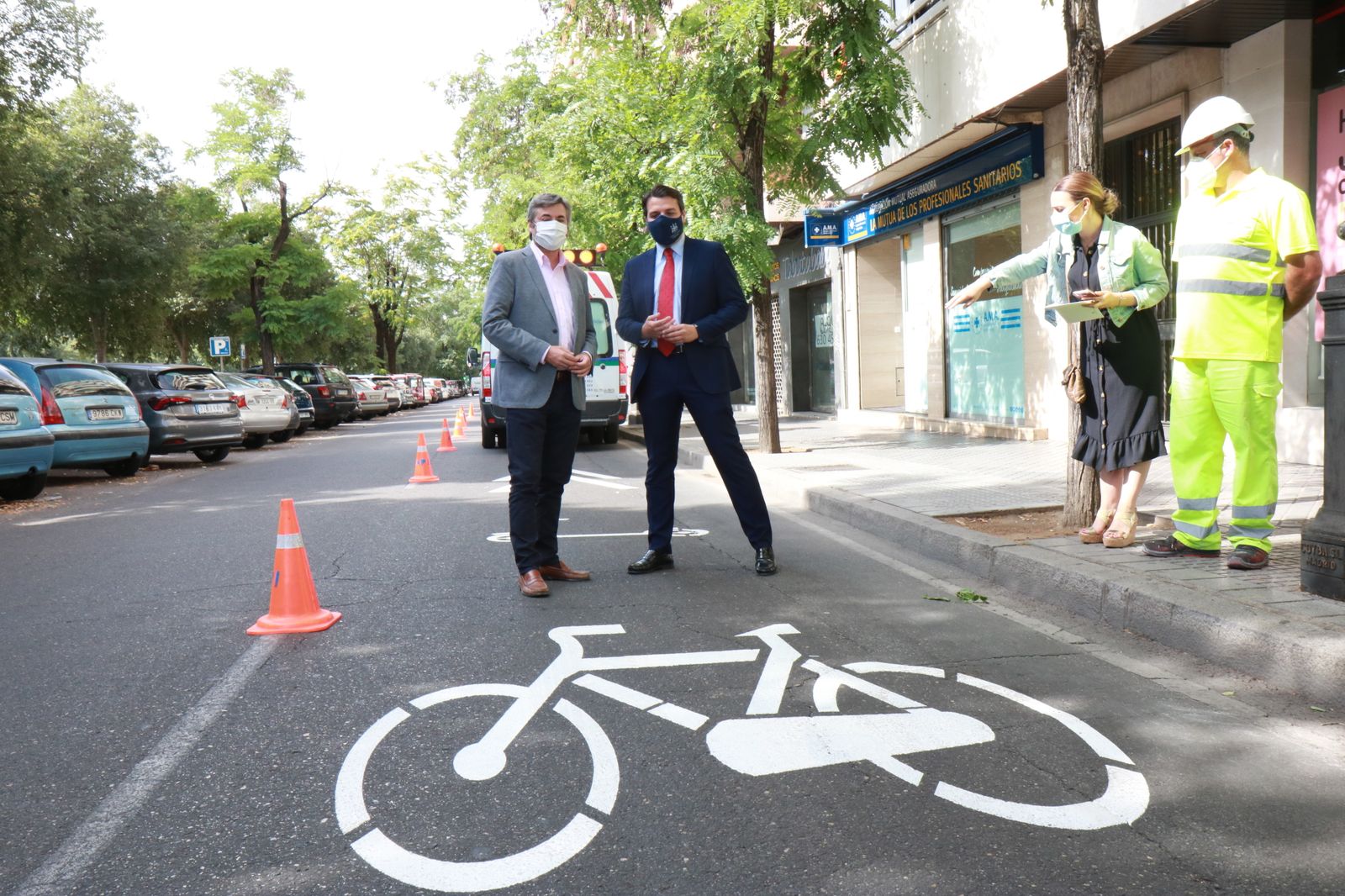 Bellido y Torrico posan en el ciclocarril de República Argentina