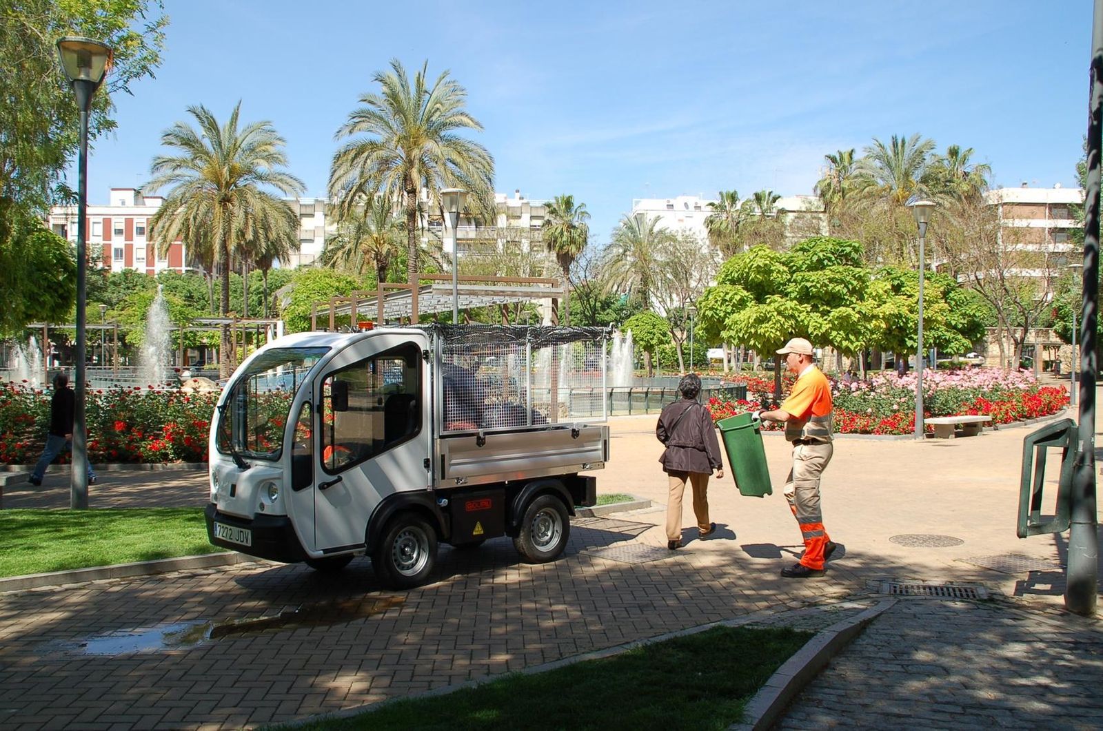 Tareas de limpieza en un parque de la capital.