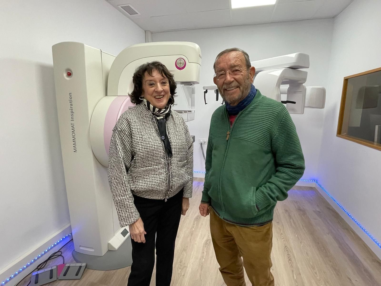 La doctora Concepción Soler junto al presidente de Rincón Salud 101, Manuel Rincón, en la Unidad de Mama.
