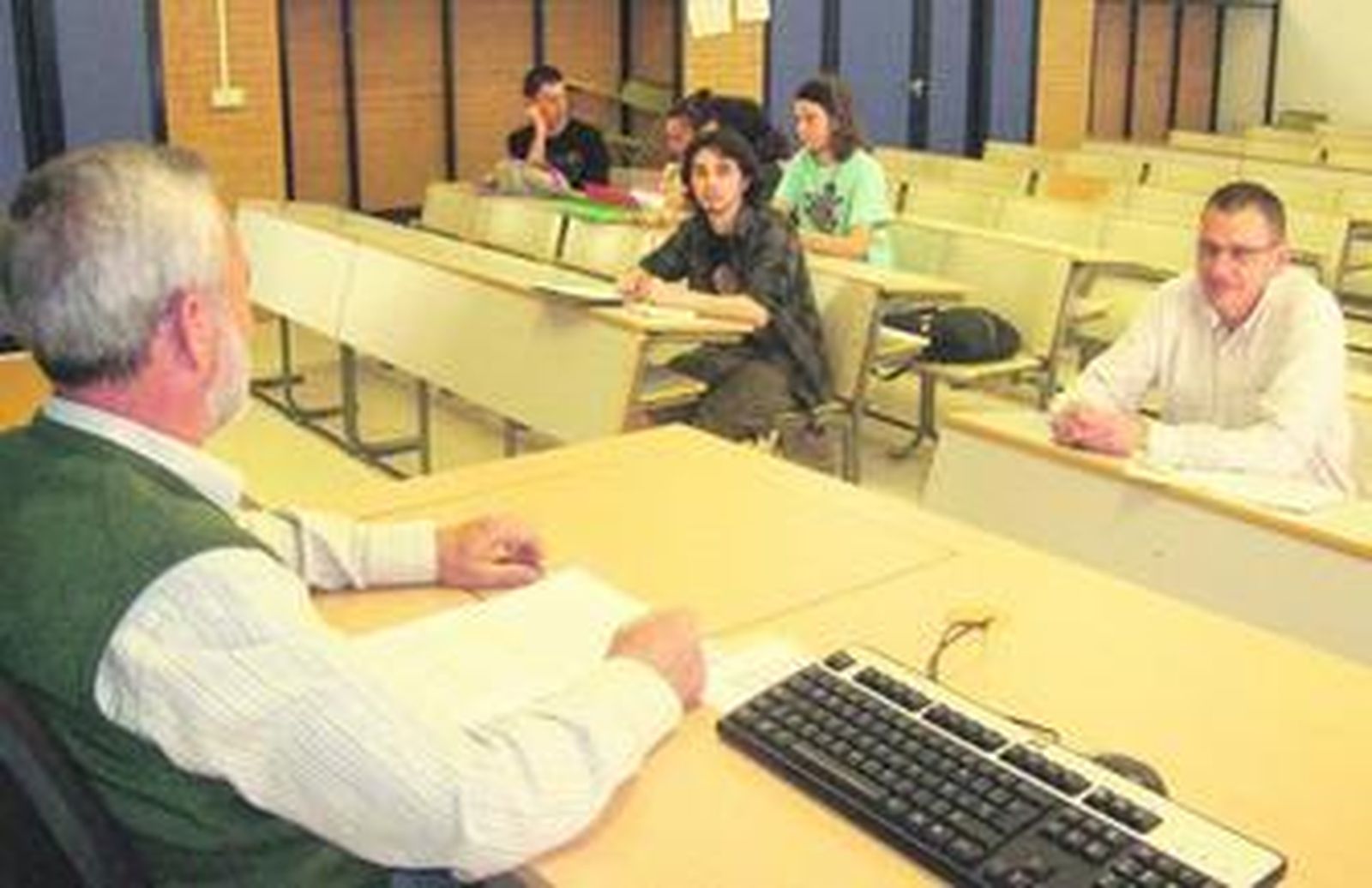 Manuel Amorós, que estudia Humanidades, en la clase optativa Cultura y pensamiento político de la Roma clásica que imparte el profesor Rafael Lázaro.