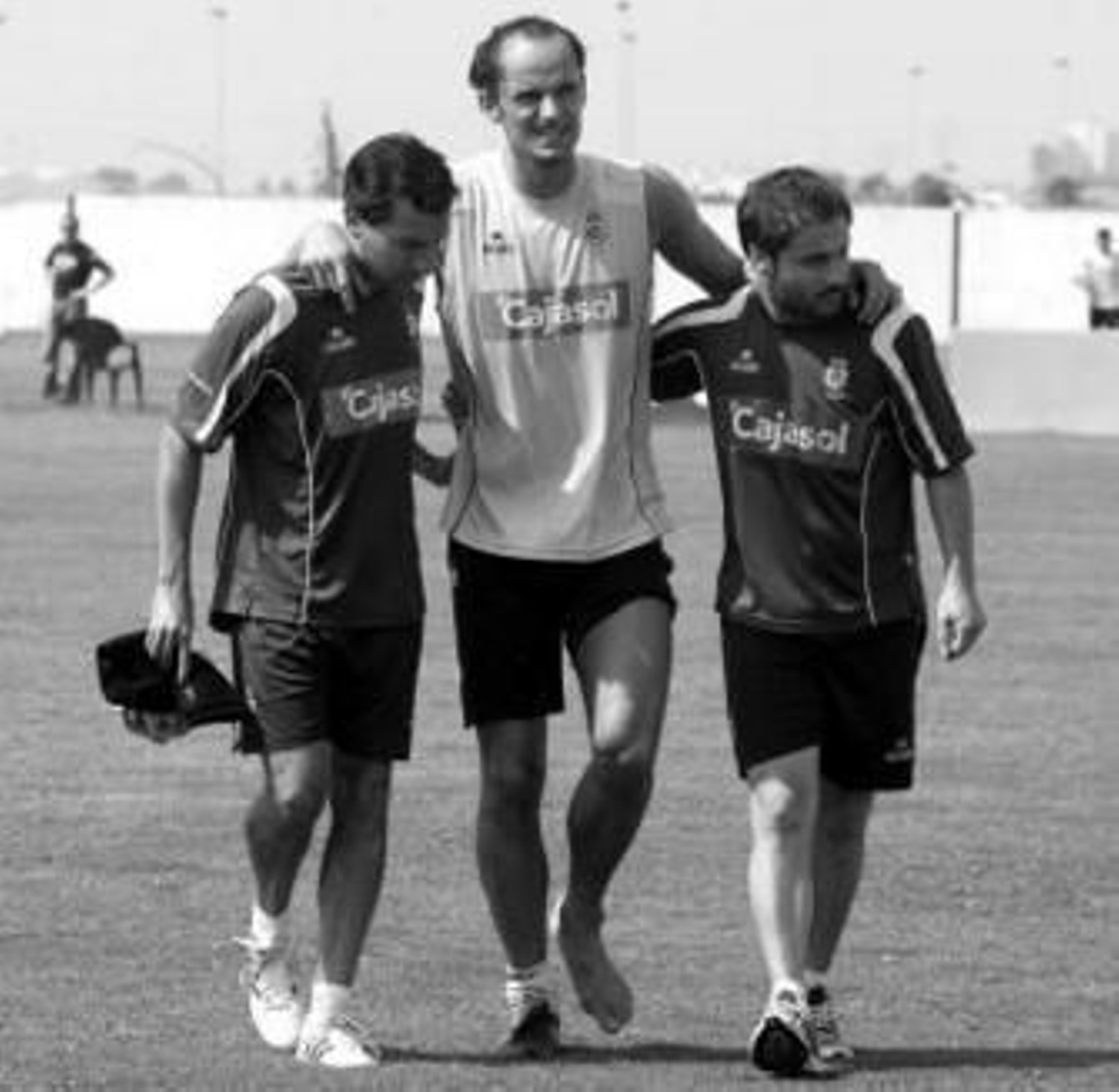 Ersen Martin abandona lesionado el terreno de entrenamientos.