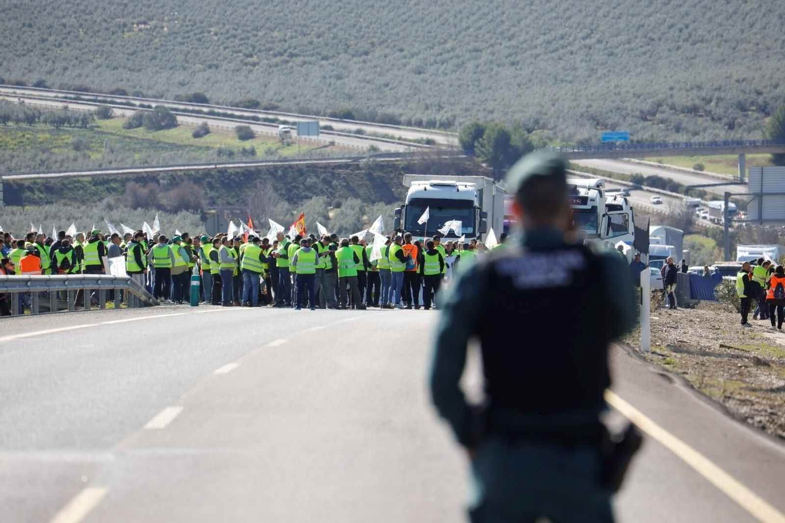 Los agricultores cortan la A-45 en Lucena, en imágenes