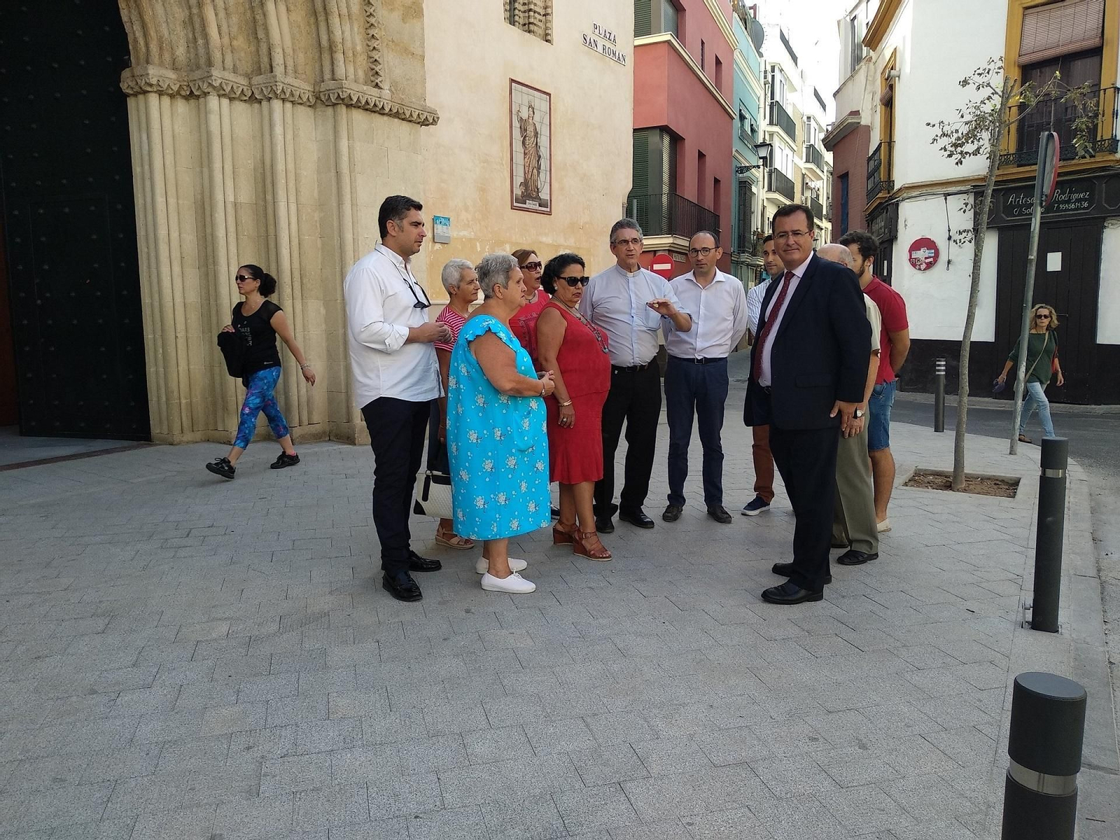 Cabrera junto a varios vecinos durante su visita a la Plaza de San Román.
