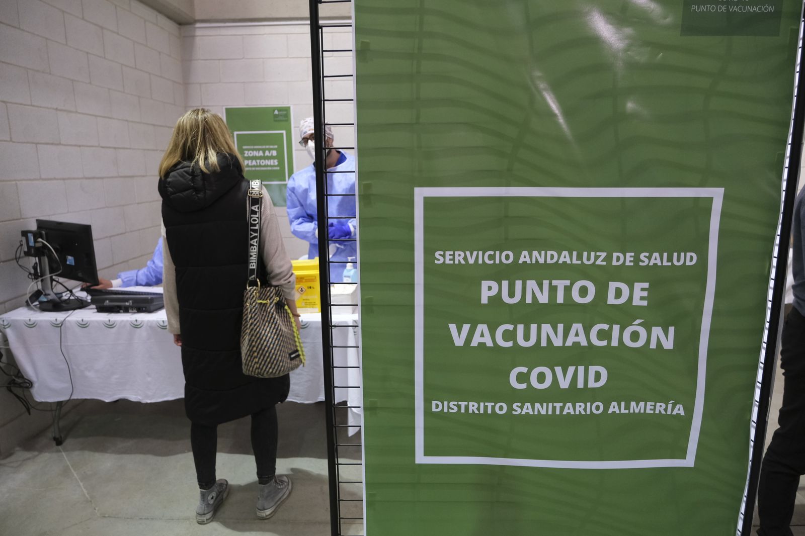 Fotogalería vacunación COVID-19 en el Palacio de los Juegos Mediterráneos. Almería
