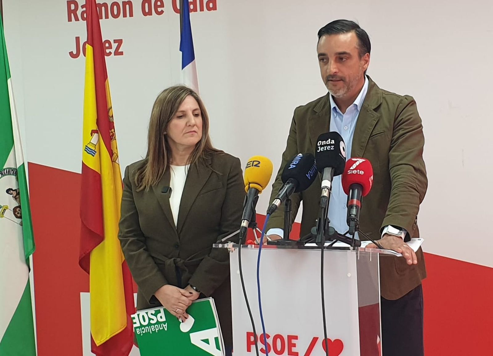 Irene García y José Antonio Díaz, en la sede del PSOE de Jerez.