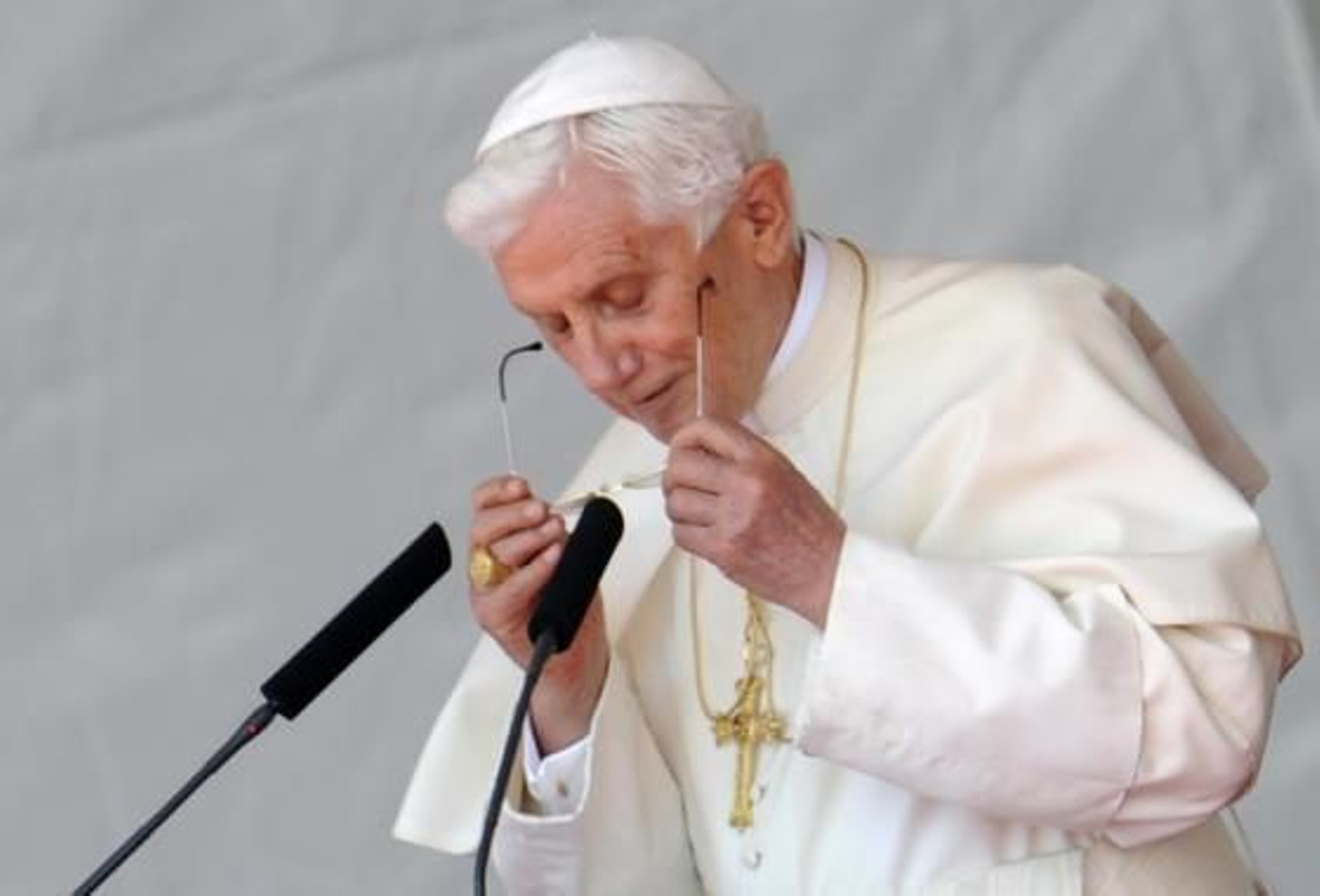Benedicto XVI a su llegada al aeropuerto de Barajas.

Foto: afp