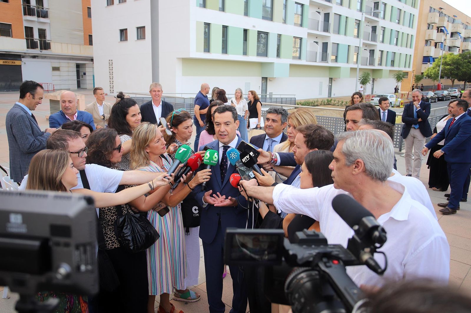Imágenes de la visita de Juanma Moreno a la promoción de viviendas "Pescadería" en Huelva