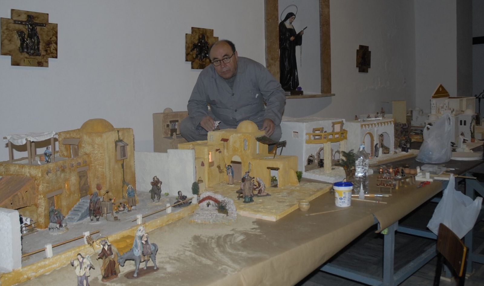 Martínez monta un belén en la iglesia de Huércal.