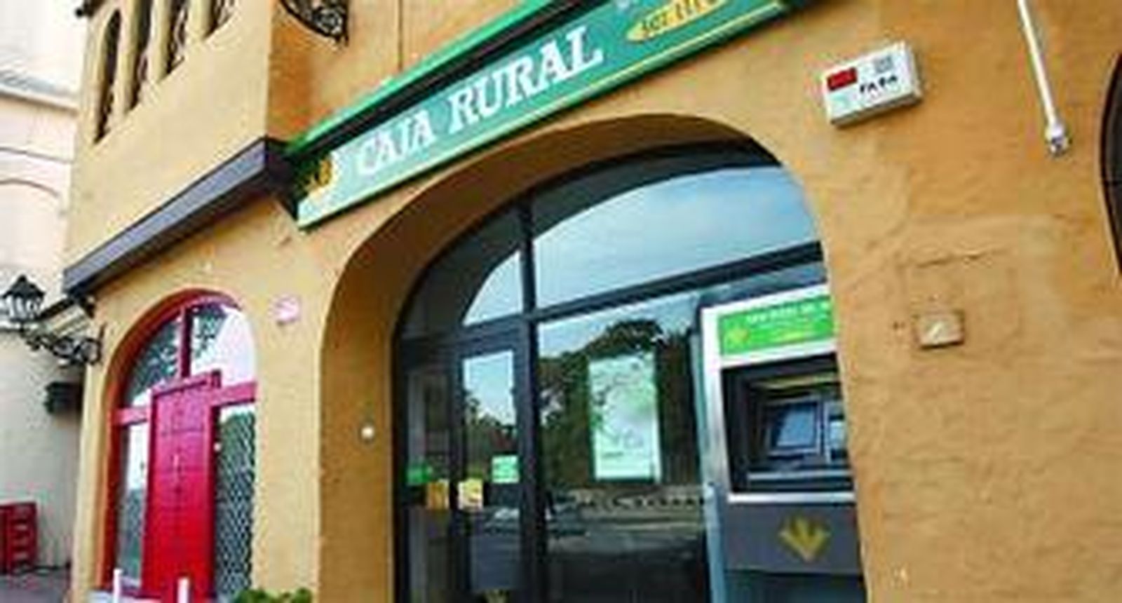 Fachada de la sucursal bancaria que fue atracada ayer.