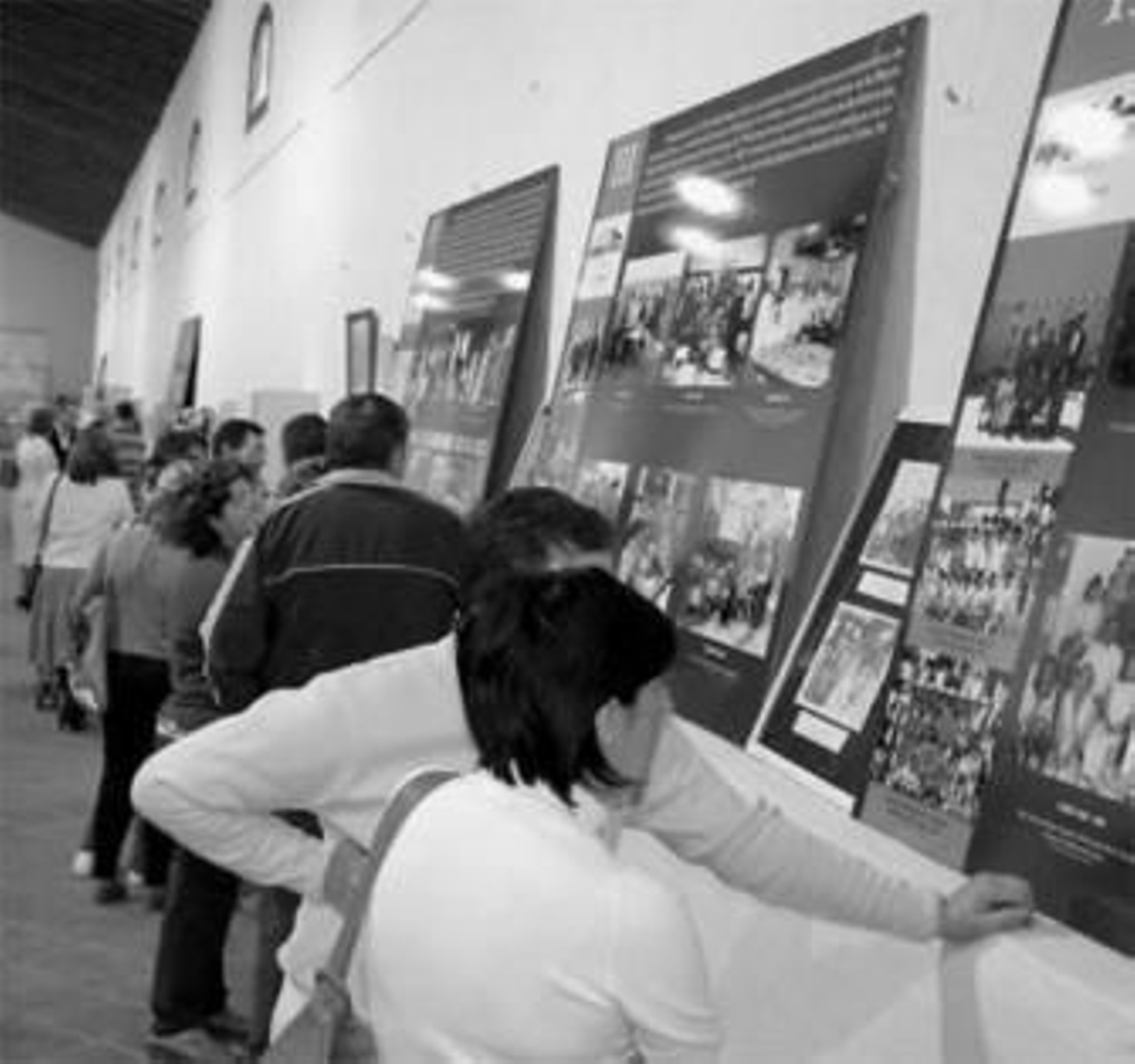 El público contempla los recuerdos del centro.