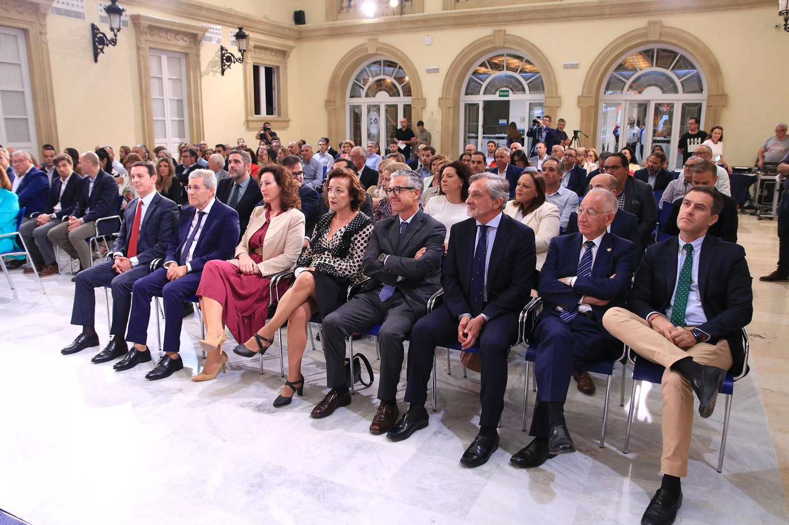 La diputación impone el Escudo de la Provincia a Pedro Caparrós