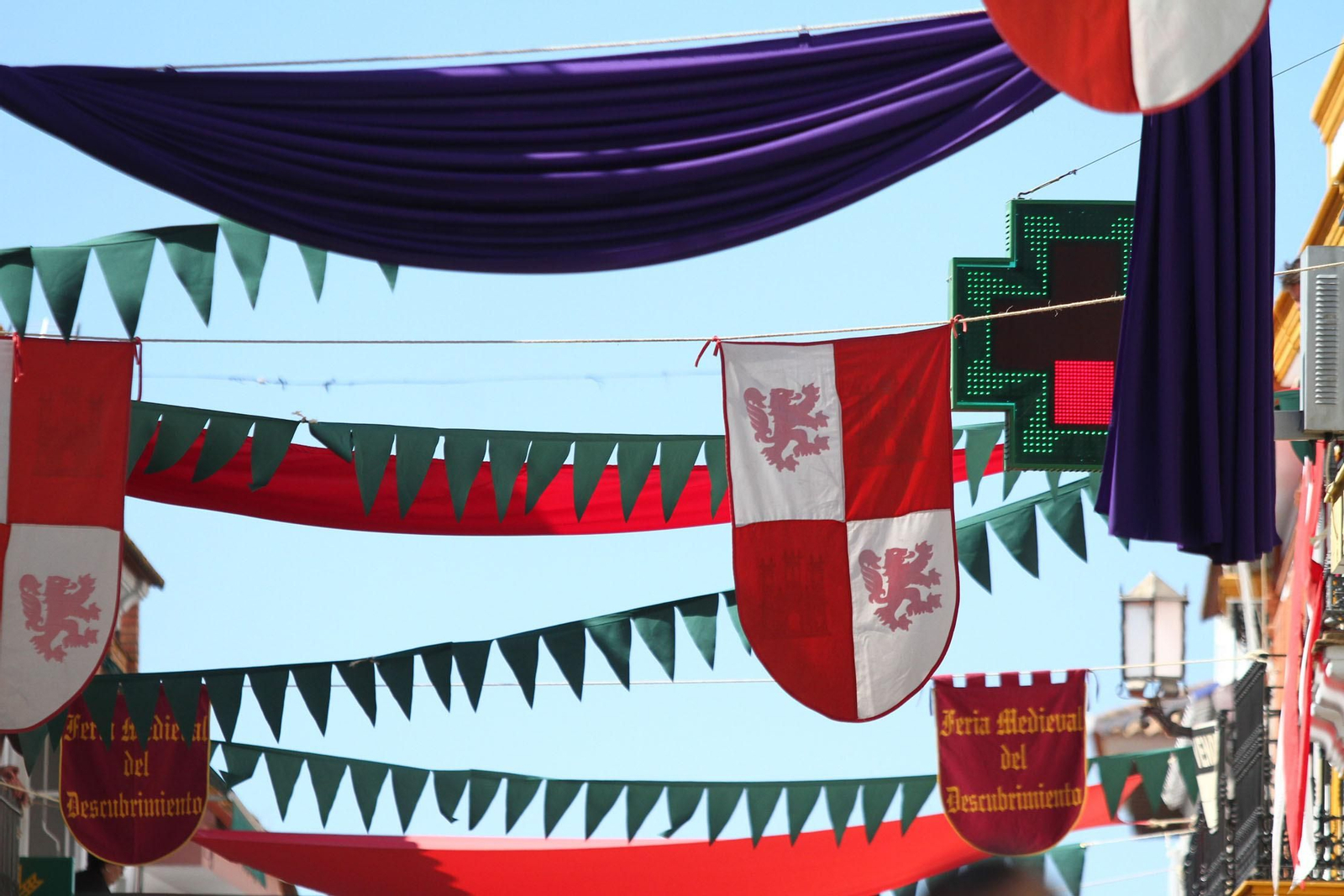 Imágenes del desfile de la XIX Feria Medieval del Descubrimiento, en Palos de la Frontera