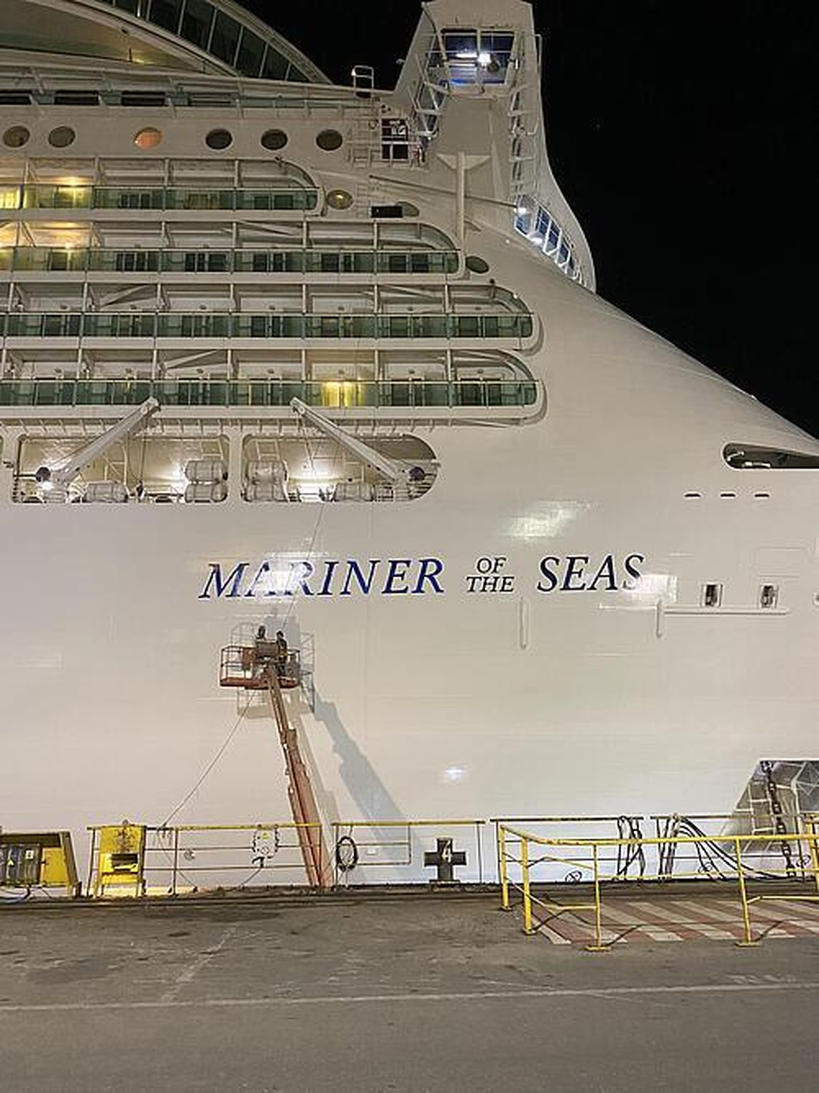 Imágenes del crucero Mariner of the Seas, durante su reparación en Navantia-Cádiz