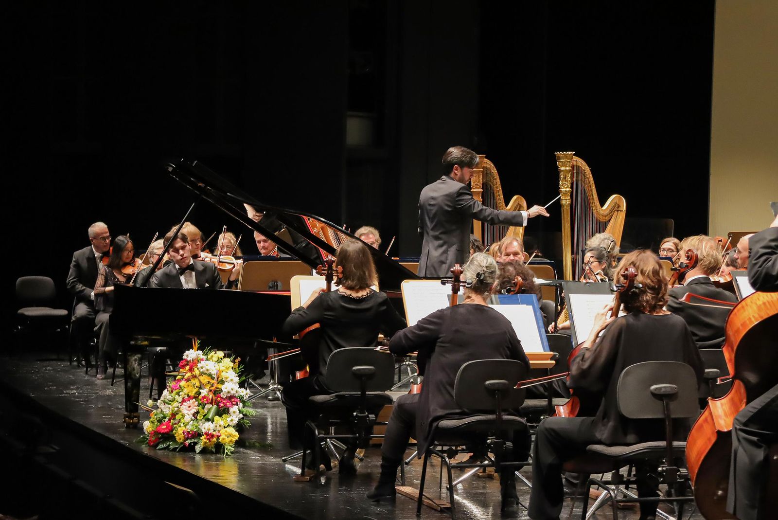 Jaeden Izik-Dzurko y  Antonio Méndez con la ROSS en el tercer programa del ciclo Gran Sinfónico
