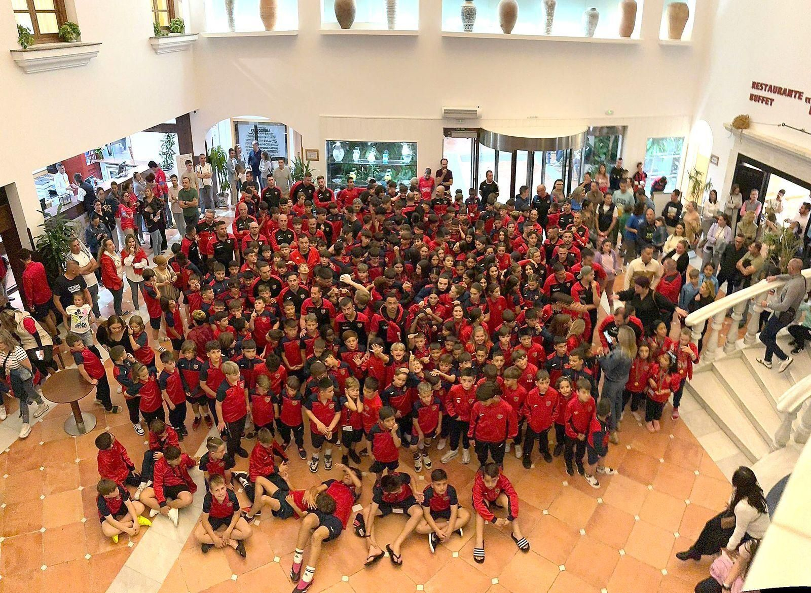 Uno de los conjuntos roqueteros a su llegada al hotel de concentración.