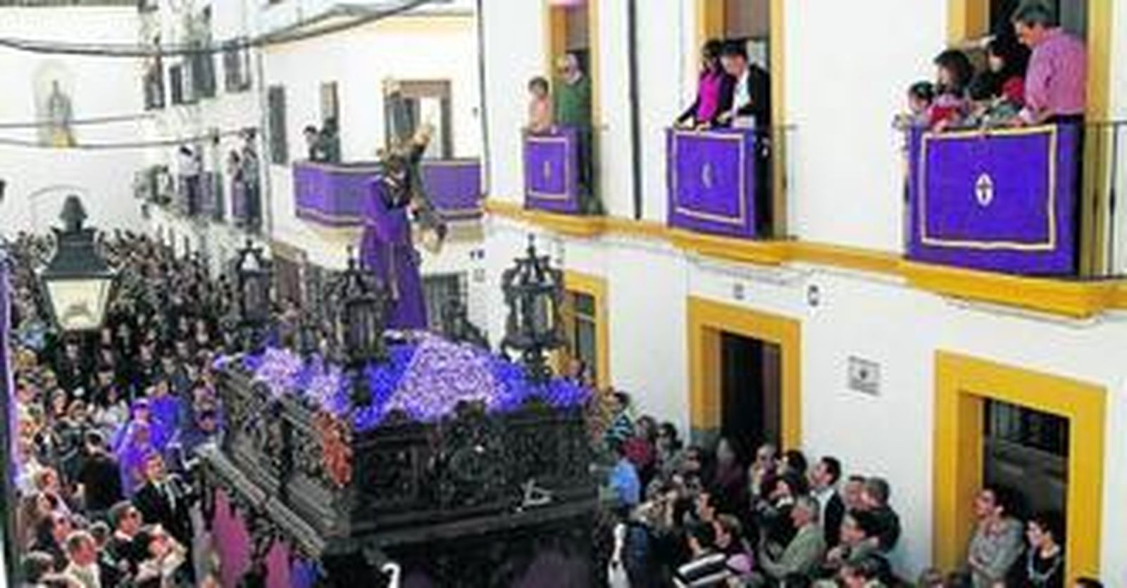 El paso del Señor de la Pasión, poco después de salir de San Basilio.