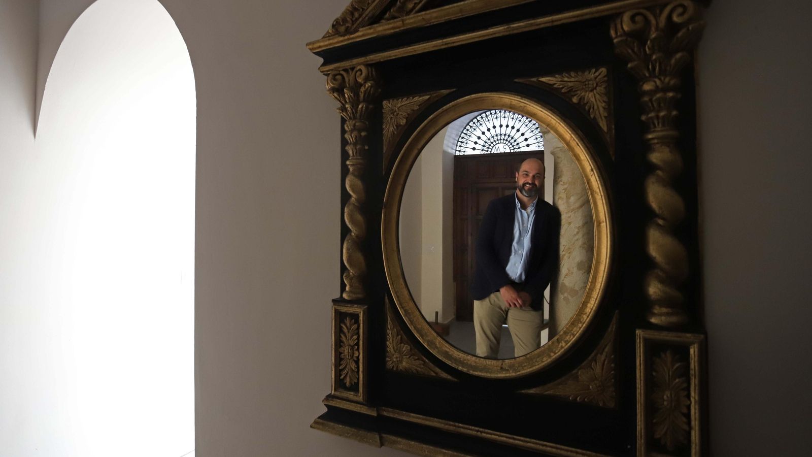 Alconchel, reflejado en un espejo en la Casa de los Urrutia.